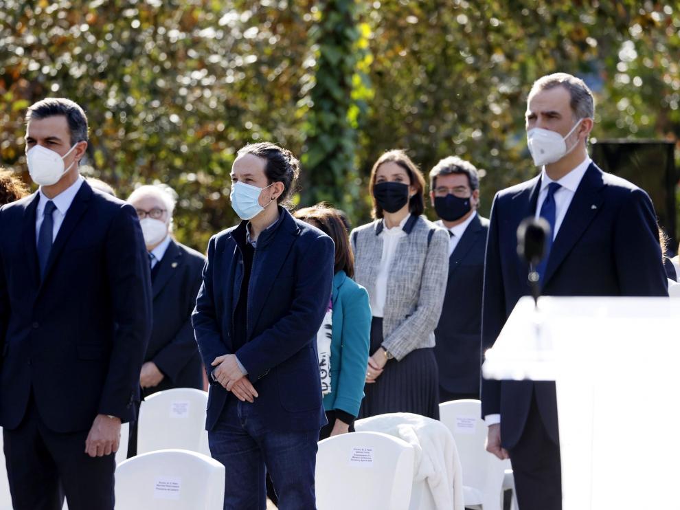 El rey Felipe VI junto al presidente del Gobierno Pedro Sánchez y el vicepresidente segundo Pablo Iglesias