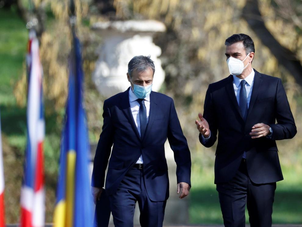 El presidente del Gobierno, Pedro Sánchez y el presidente de la Fundación Víctimas del Terrorismo, Tomás Caballero, durante el acto de Estado de reconocimiento y memoria a todas las víctimas del terrorismo.