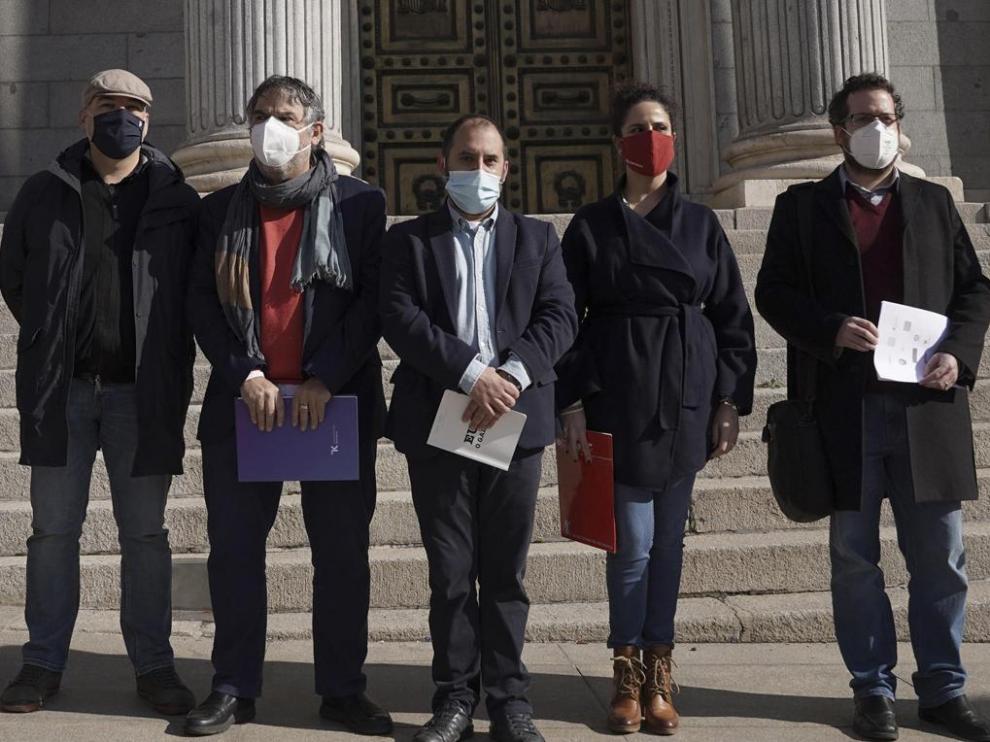 Posado a la entrada del Congreso de diputados con representantes que trabajan por el aragonés, el asturiano, el euskera, el gallego y el catalán.