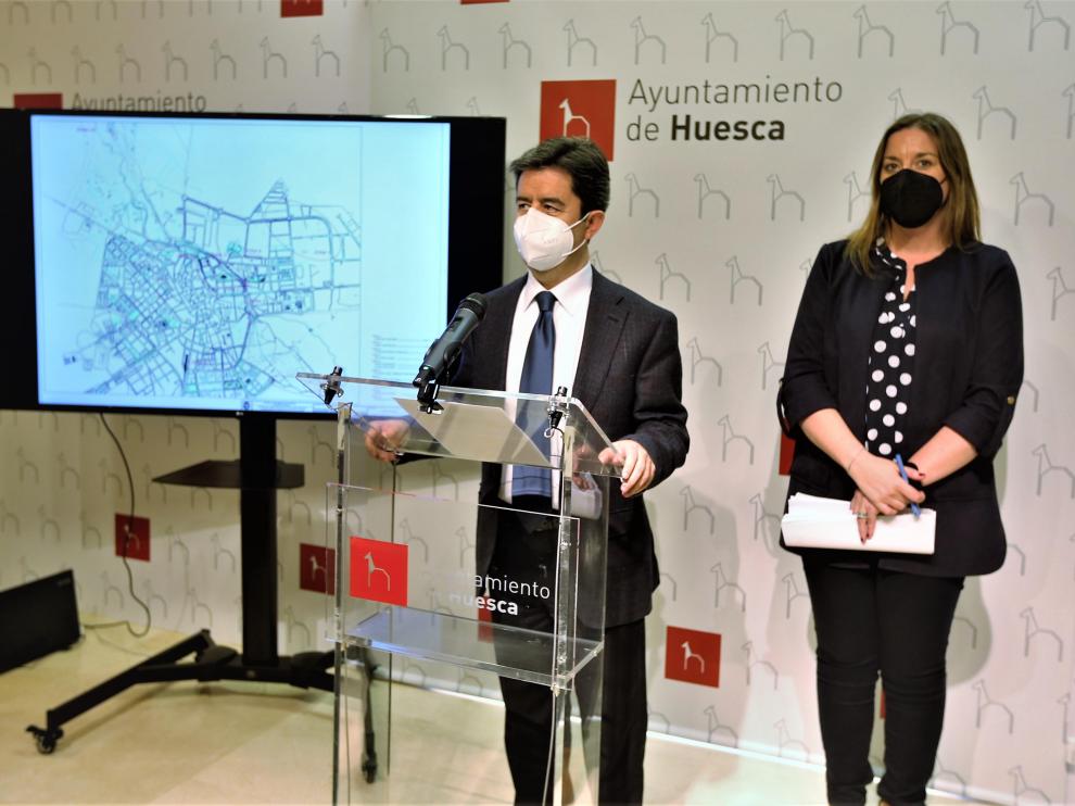Luis Felipe, alcalde de Huesca, junto a la concejal de Urbanismo, María Rodrigo, en la presentación del plan.