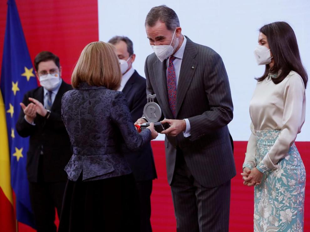 El Rey entrega la acreditación como embajadora de la Marca España a Belén Garijo.