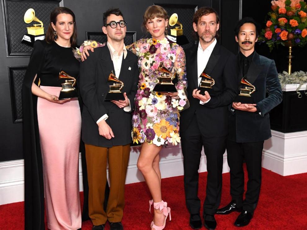 Taylor Swift, en el centro, Grammy al mejor álbum por Folklore.