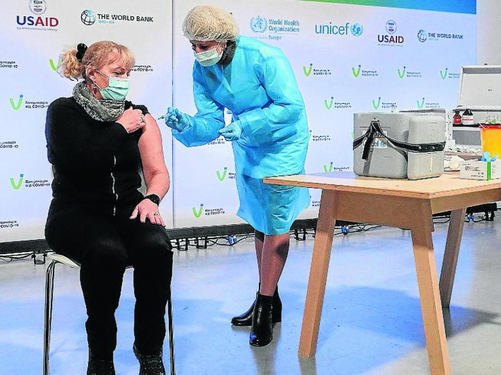 Kiev (Ukraine), 16/03/2021.- Ukrainian medical worker receives an injection with the AstraZeneca (Covishield) vaccine in Kiev, Ukraine, 16 March 2021 during public vaccination of medical workers and religious figures. In total, 53,155 people have received their first doze of the vaccine since the launch of a nationwide COVID-19 vaccination campaign on 24 February 2021. Ukraine has signed a contract for the supply of 12 million doses of COVID-19 vaccines, which were developed by AstraZeneca (UK-Sweden) and NovaVax (USA) and are produced at the Serum Institute facilities (India). (Suecia, Ucrania, Estados Unidos) EFE/EPA/SERGEY DOLZHENKO Vaccination against COVID-19 in Kiev