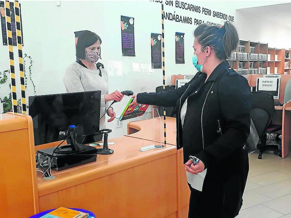 Imagen del primer día de reapertura de la Biblioteca de Sabiñánigo tras el confinamiento.