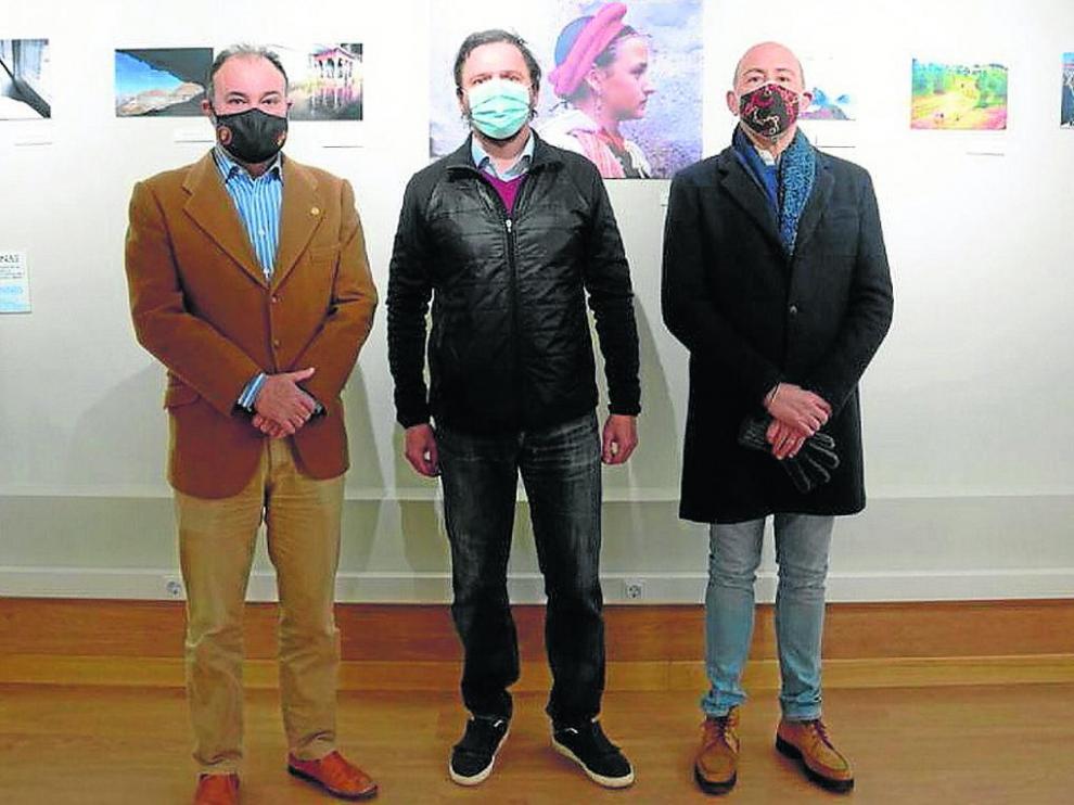 Francisco Rubio, Santi Fábregas y Ángel Bandrés (de la ATVA), en la inauguración de la muestra.