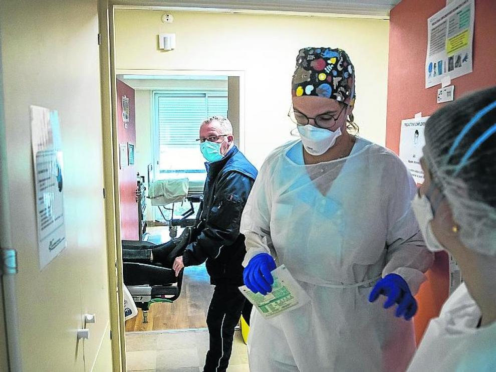 Una enfermera se prepara antes de asistir a un enfermo con covid en la ciudad francesa de Neuilly-sur-Seine.