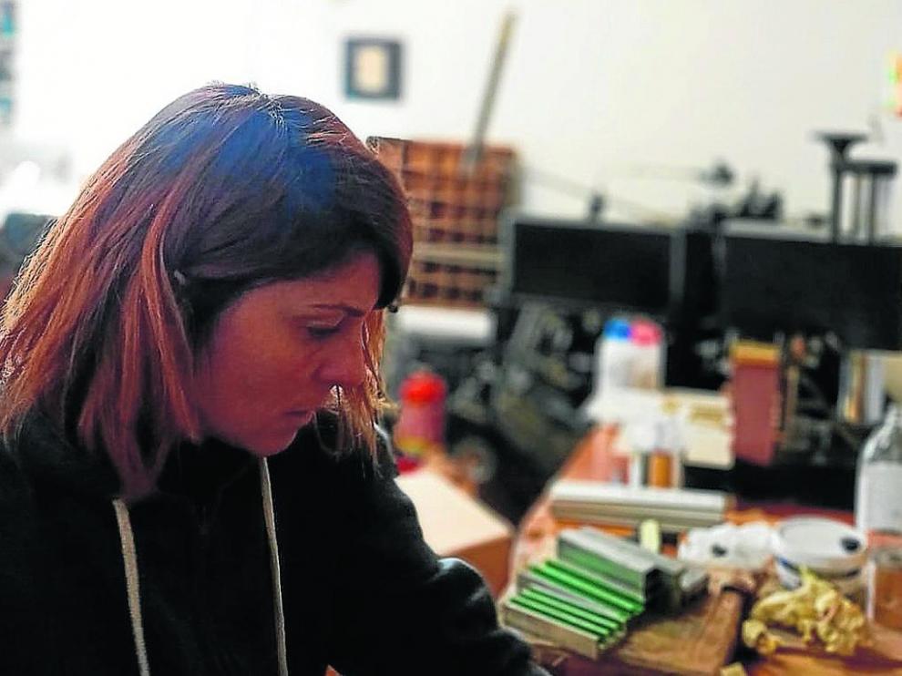 Carla Nicolás trabajando en su taller e imprenta artesanal.