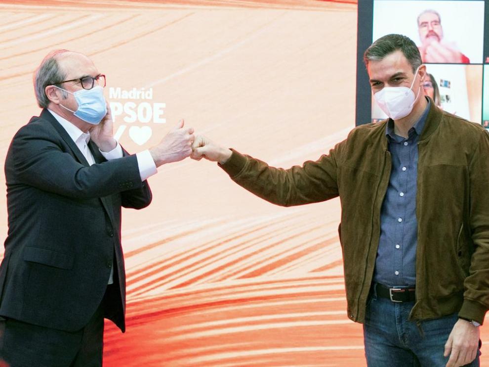 Sánchez choca el puño de Gabilondo en el acto de apoyo a su candidato ayer en Madrid.