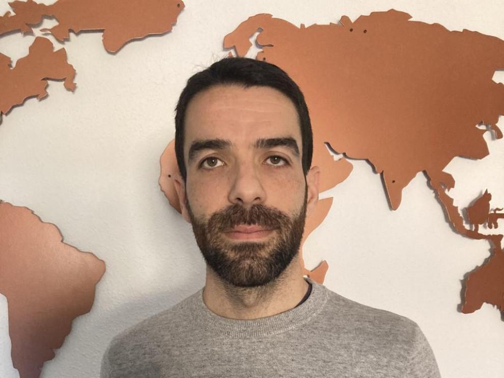 Manuel Alcaraz con su nueva publicación, Iris de paz