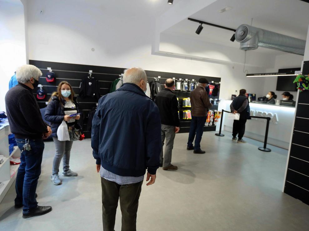 Las oficinas del Huesca recibieron numerosos abonados para renovar desde el primer día.
