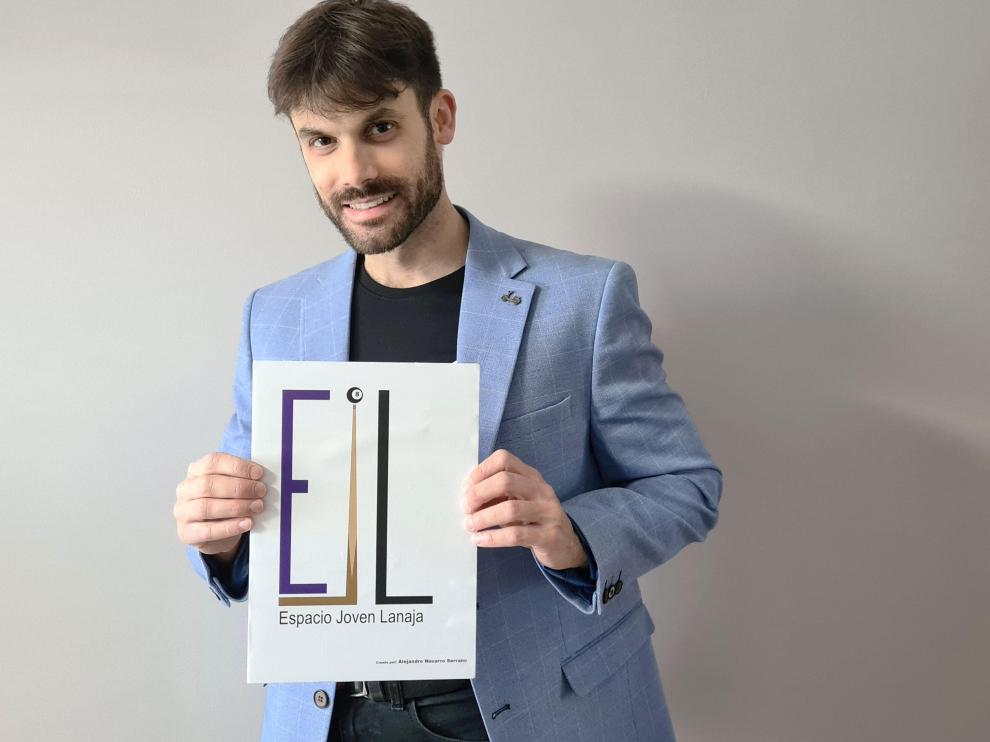Alejandro Navarro con el logo del Espacio Joven.