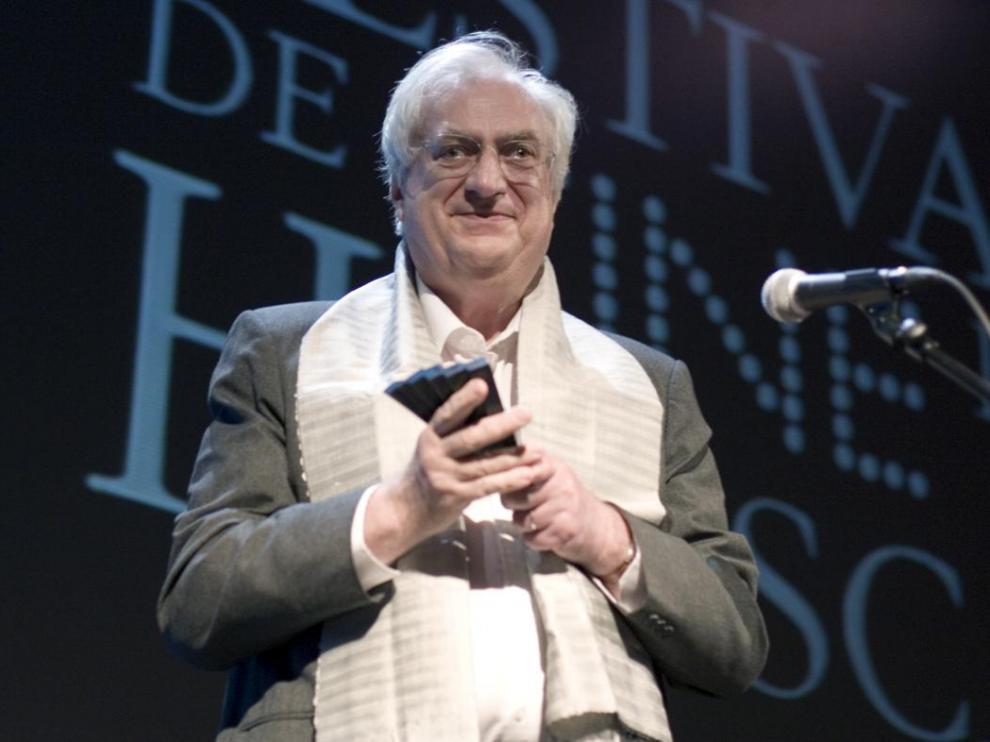 Bertrand Tavernier recogiendo el Premio Luis Buñuel del Festival de Cine de Huesca en 2008.
