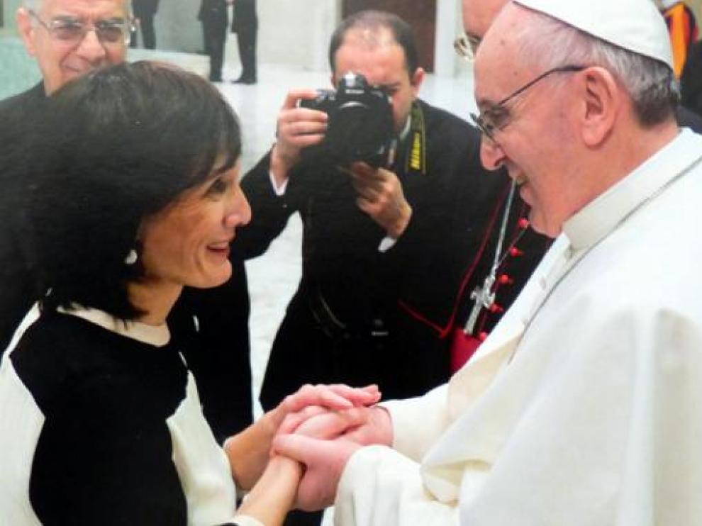 La pregonera de la Semana Santa de este año 2021, Cristina del Olmo, junto al papa Francisco.