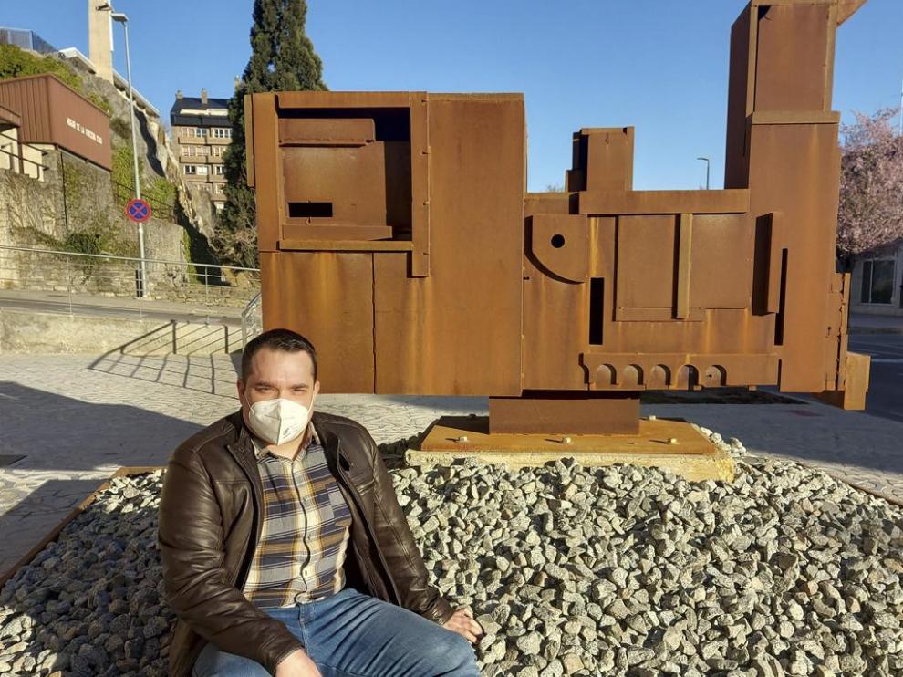 El concejal Héctor Lanaspa, en la escultura homenaje al ferrocarril.