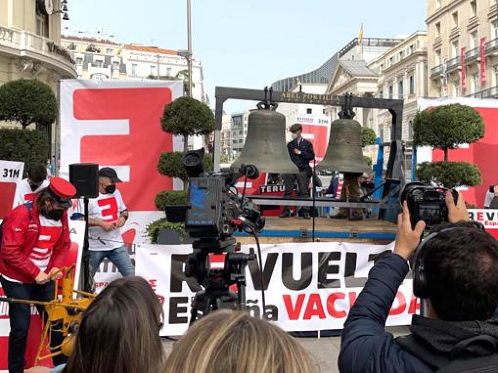 Las campanas han tañido este miércoles frente al Congreso de los Diputados.
