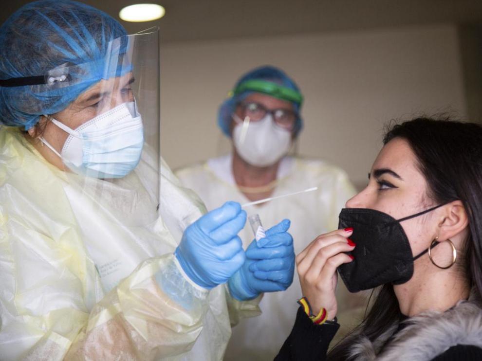 Una mujer se somete a una prueba de antígenos.