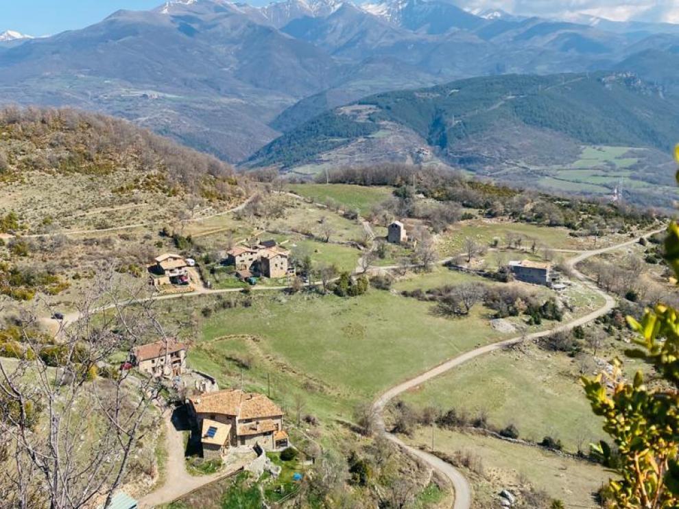 Buira es un núcleo de Bonansa, en la Comarca de La Ribagorza, donde todas sus casas están rehabilitadas y son residencia habitual, excepto una. Entre ellas, está Ca del Roi, una casa de turismo rural