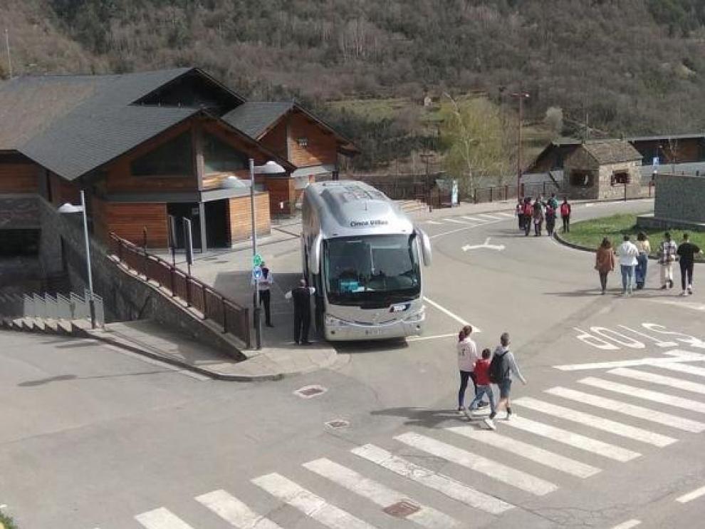 Uno de los autobuses para acceder a la pradera de Ordesa desde Torla, ayer en el Centro de Visitantes.