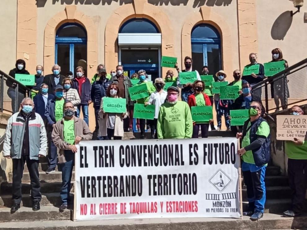 Concentración celebrada este domingo en la estación de tren de Monzón