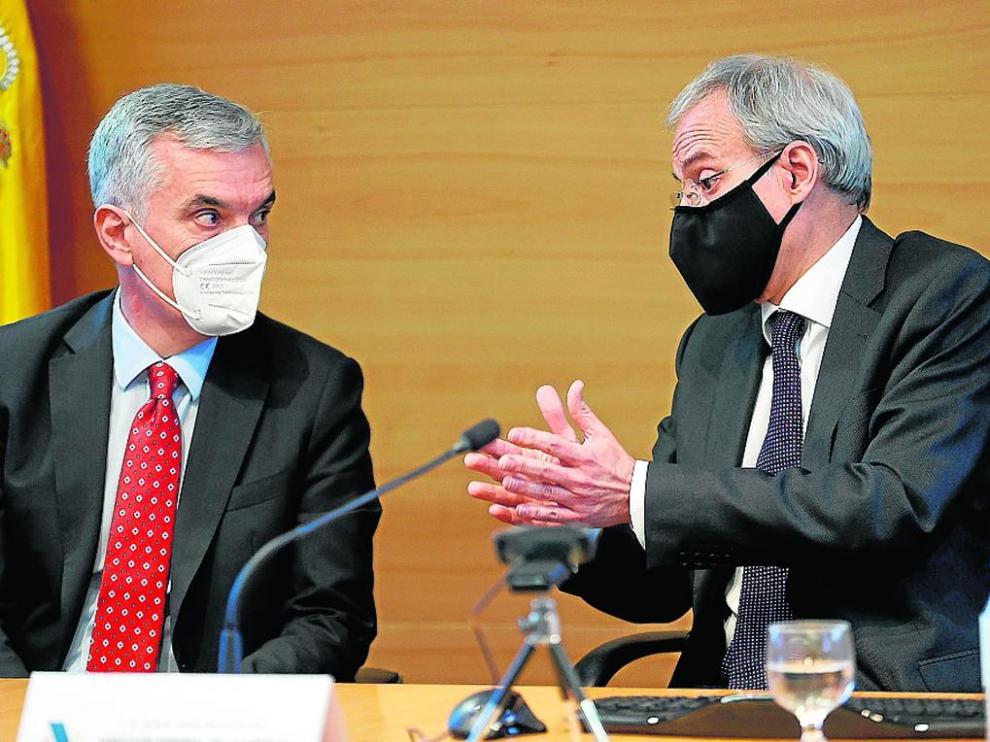 Los directores del departamento de Gestión, Gonzalo García, y de la Agencia Tributaria, Jesús Gascón.