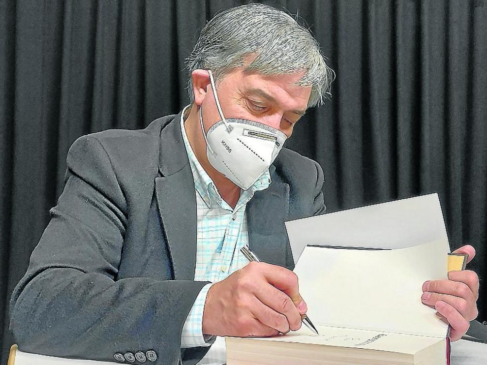 José Luis Corral firmó ejemplares tras la charla.