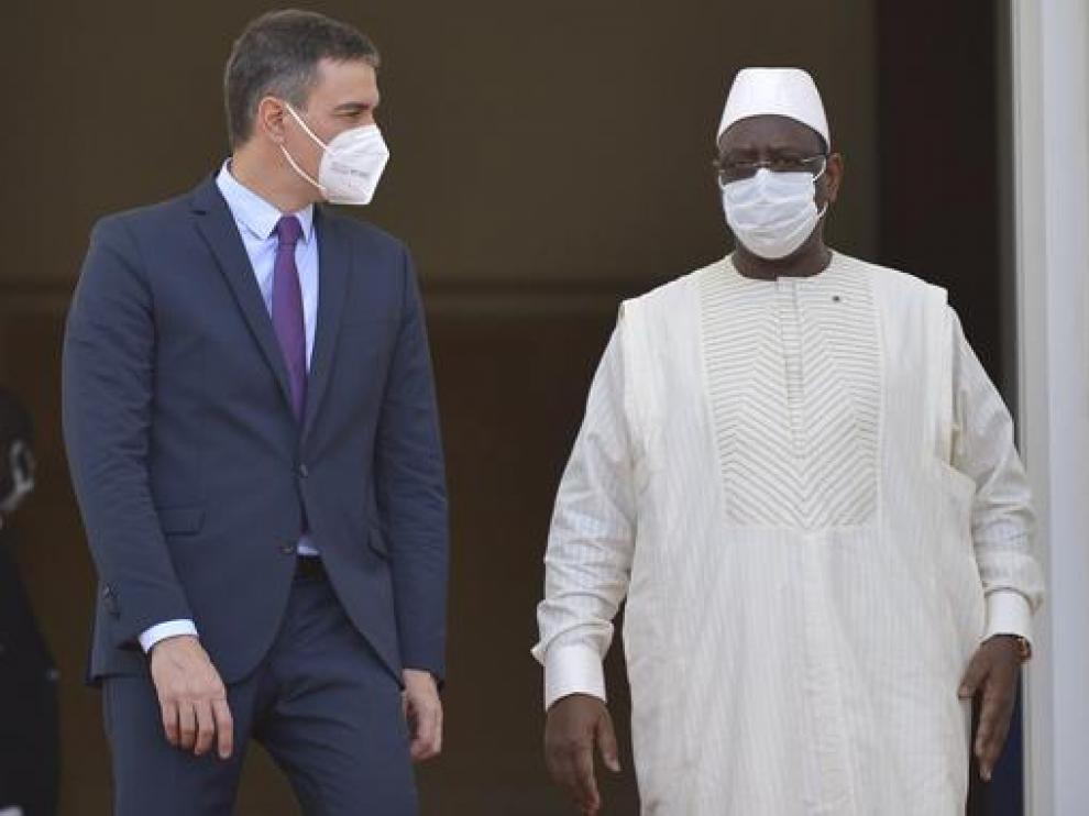El presidente del Gobierno, Pedro Sánchez, ayer en Dakar con el presidente senegalés Macky Sall.
