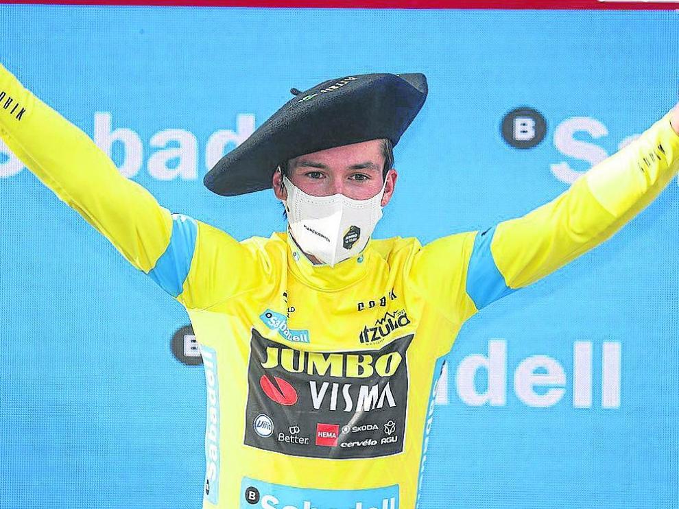 Roglic, con el maillot ganador de la Vuelta al País Vasco.