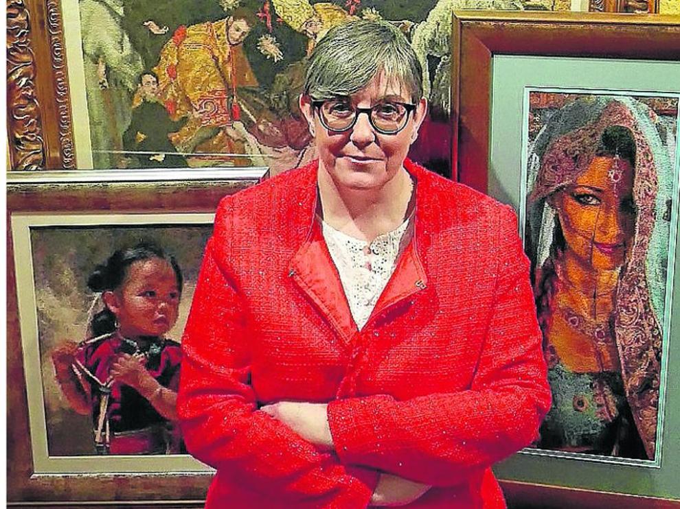 María Loriente delante de varias de sus obras.