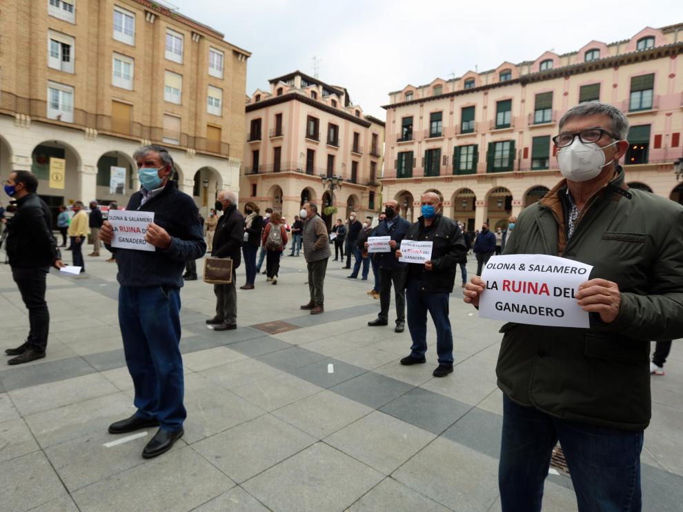 Acto de protesta de los ganaderos este jueves en Huesca.