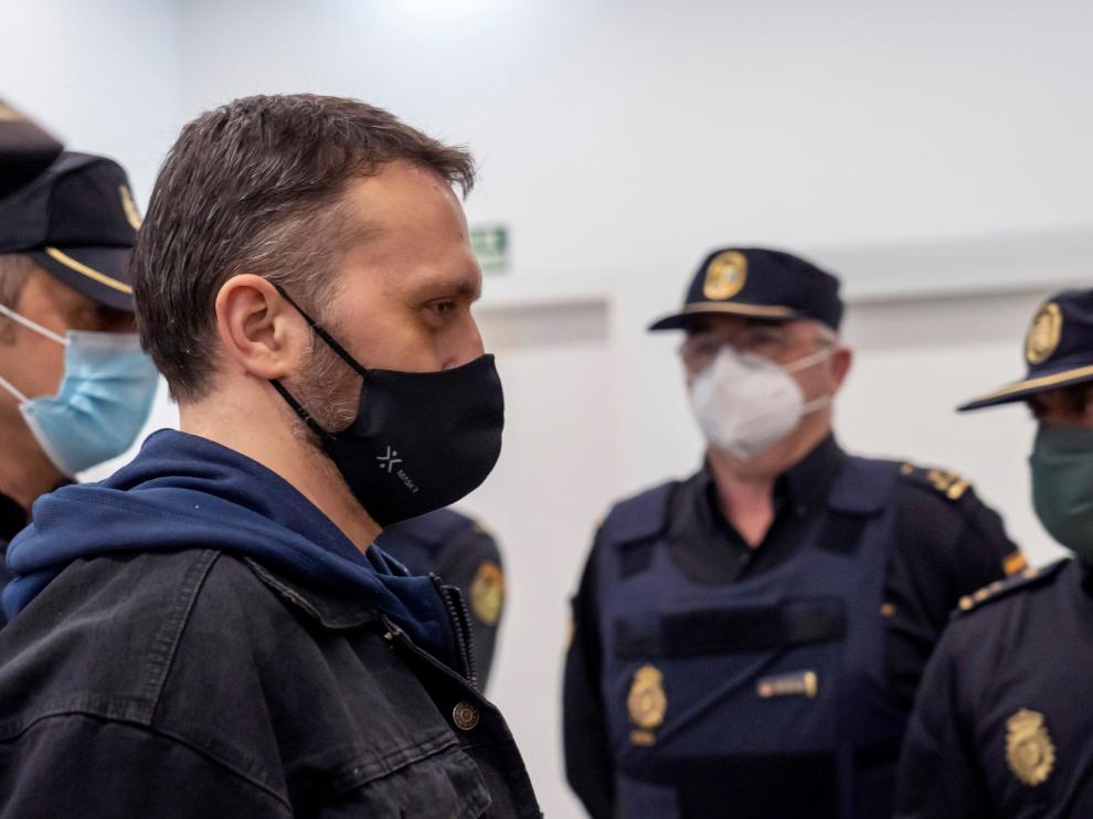 El acusado llega escoltado por la policía a la Audiencia de Teruel.