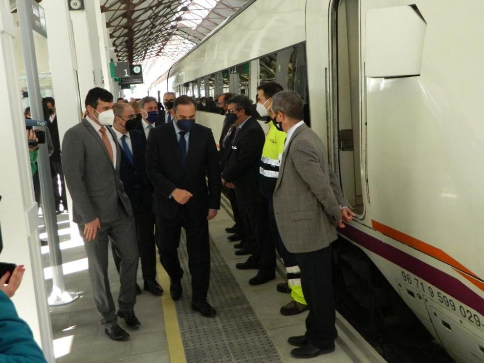 El ministro Ábalos, acompañado de Lambán y demás autoridades en la Estación de Canfranc