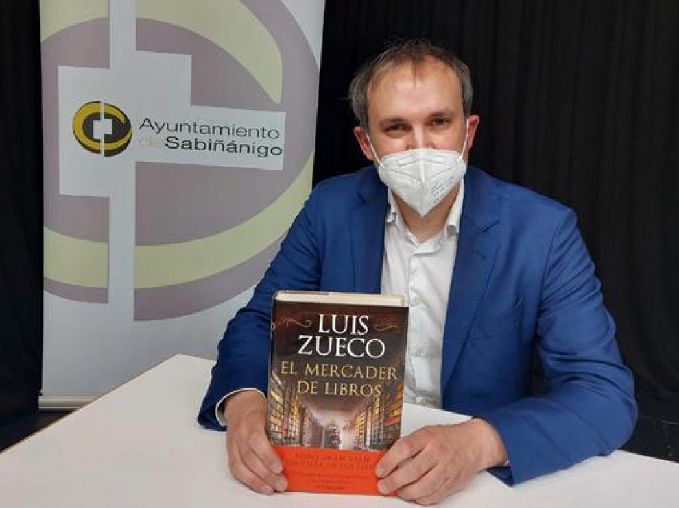 Luis Zueco posó en Sabiñánigo con su último libro.