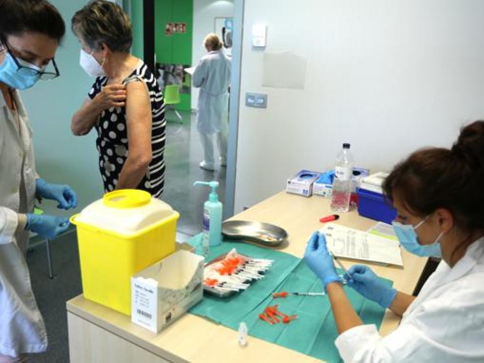 Vacunación en el Centro de Salud de Los Olivos de Huesca.
