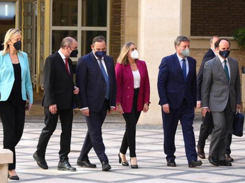 El ministro, flanqueado por el presidente de Aragón y la consejera andaluza, junto a otras autoridades.