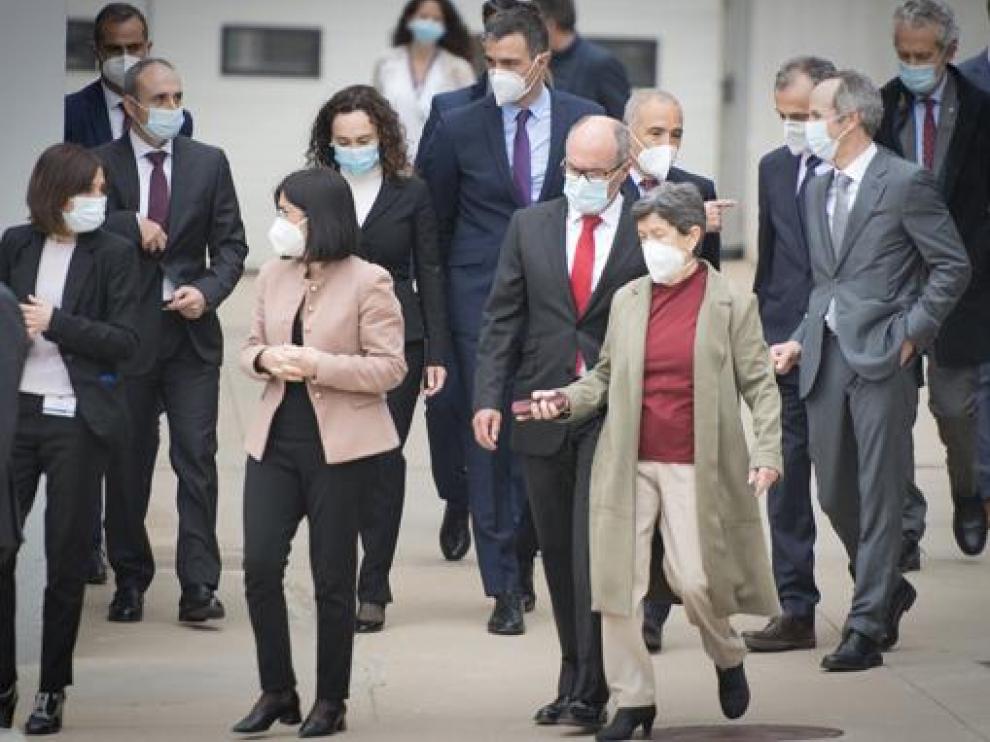 Pedro Sánchez, en el centro de la imagen y la ministra de Sanidad, Carolina Darias (segunda por la izquierda) en la visita a Hipra