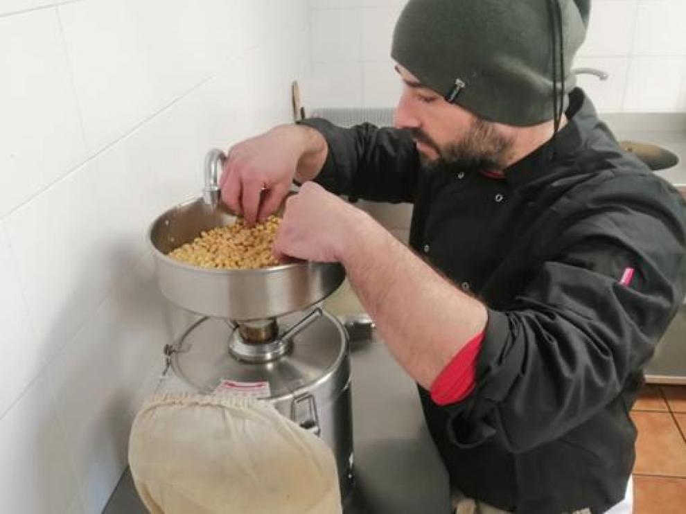 Sergio García elabora el tofu artesano ‘LoGrau’, que ahora se empieza a comercializar.