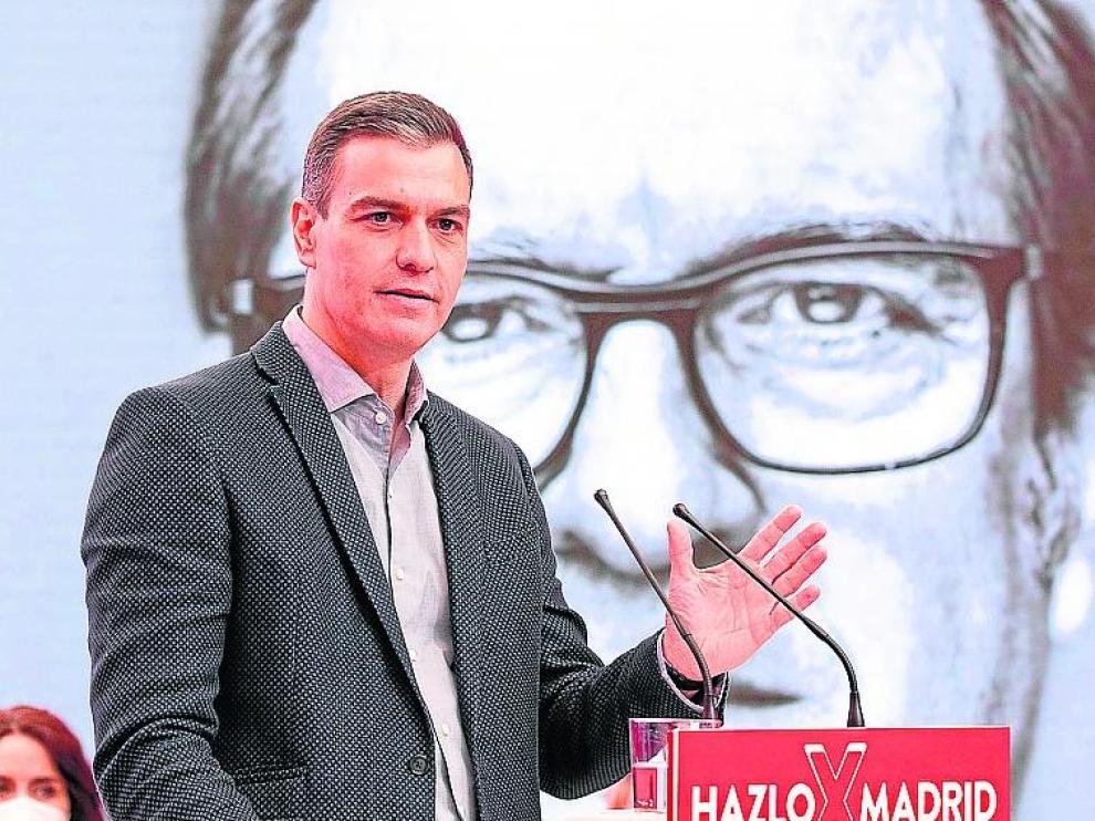 Sánchez, con la imagen de Gabilondo de fondo en el acto de ayer.