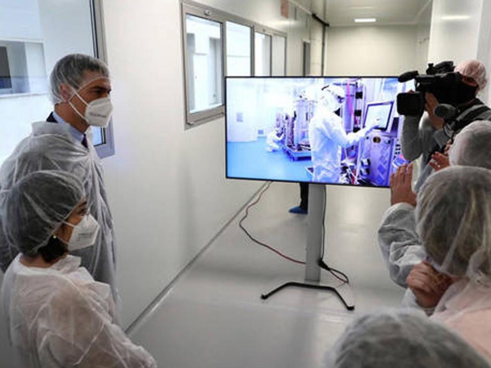 Sánchez, junto con la ministra de Sanidad, Carolina Darias, visita la multinacional farmacéutica española HIPRA, en Amer (Girona)