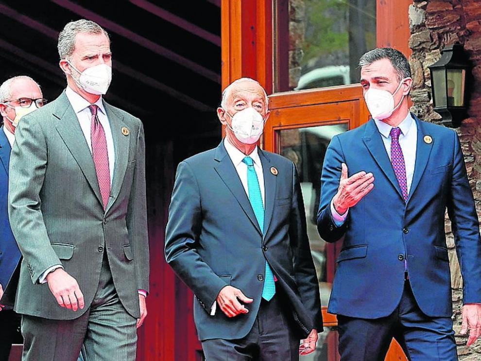 El Rey Felipe VI junto a Marcelo Rebelo de Sousa, presidente de la República de Portugal, y Pedro Sánchez.