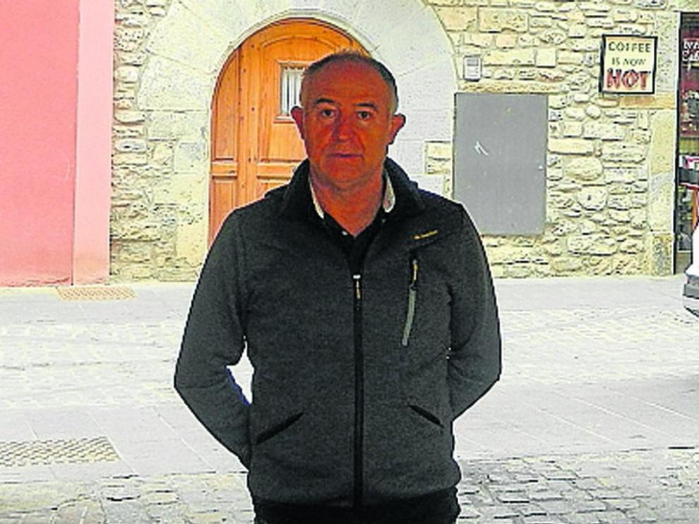 El presidente del Casino Unión Jaquesa, Pedro Juanín, en la calle del Arco.
