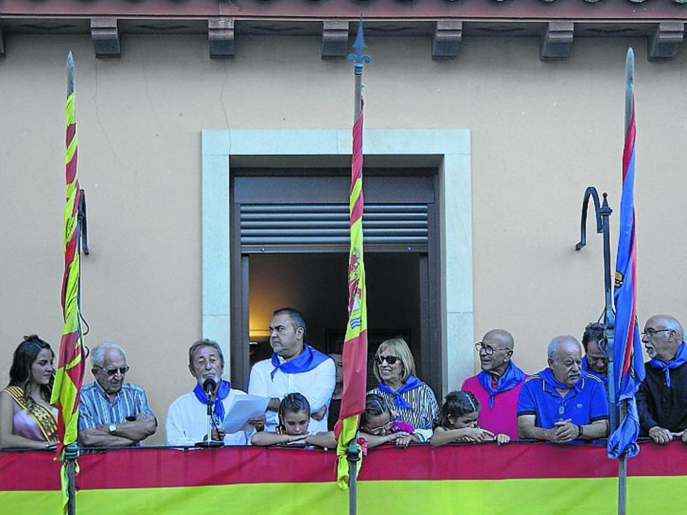 Fernando Sarraseca, en el centro, durante la lectura del pregón de fiestas de Gurrea en 2019, antes de la pandemia