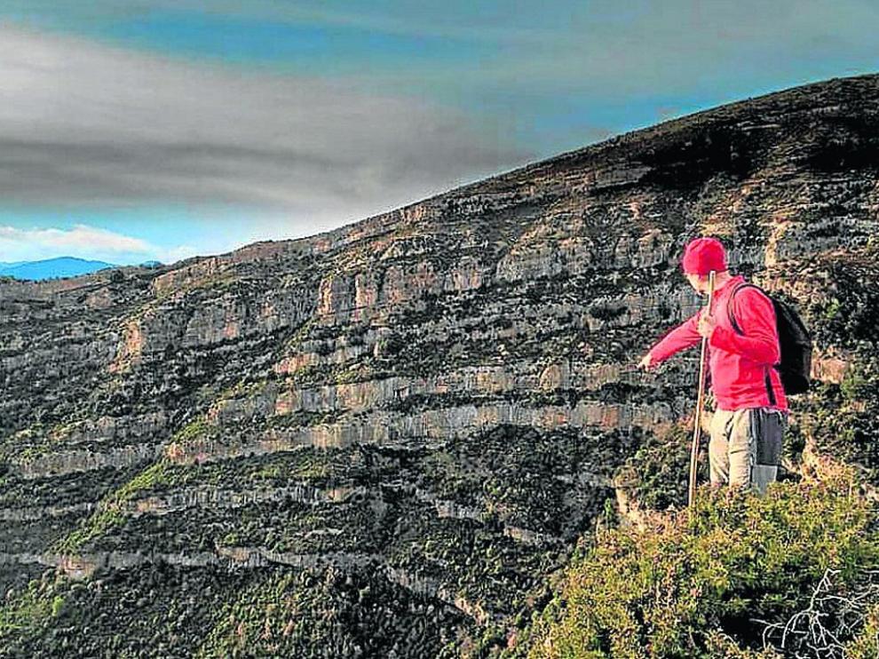 Óscar Ballarín lleva meses explorando paso a paso el monte de Navaín, donde ha descubierto antiguas rutas y conocido viejos usos del pico de Boltaña.
