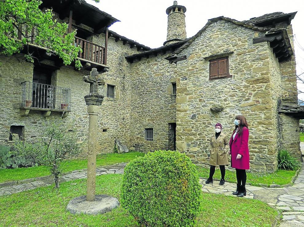 Pilara Piedrafita e Isabel Mañero, en el jardín del Museo Ángel Orensanz y Artes de Serrablo.