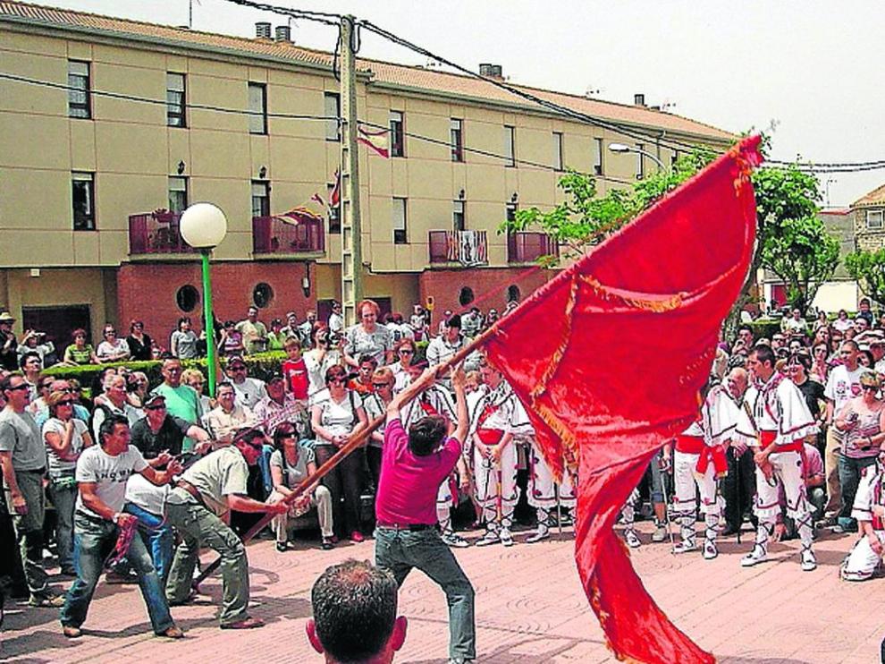 Saludo de la bandera, en Tardienta, que celebra sus fiesta en honor a Santa Quiteria.