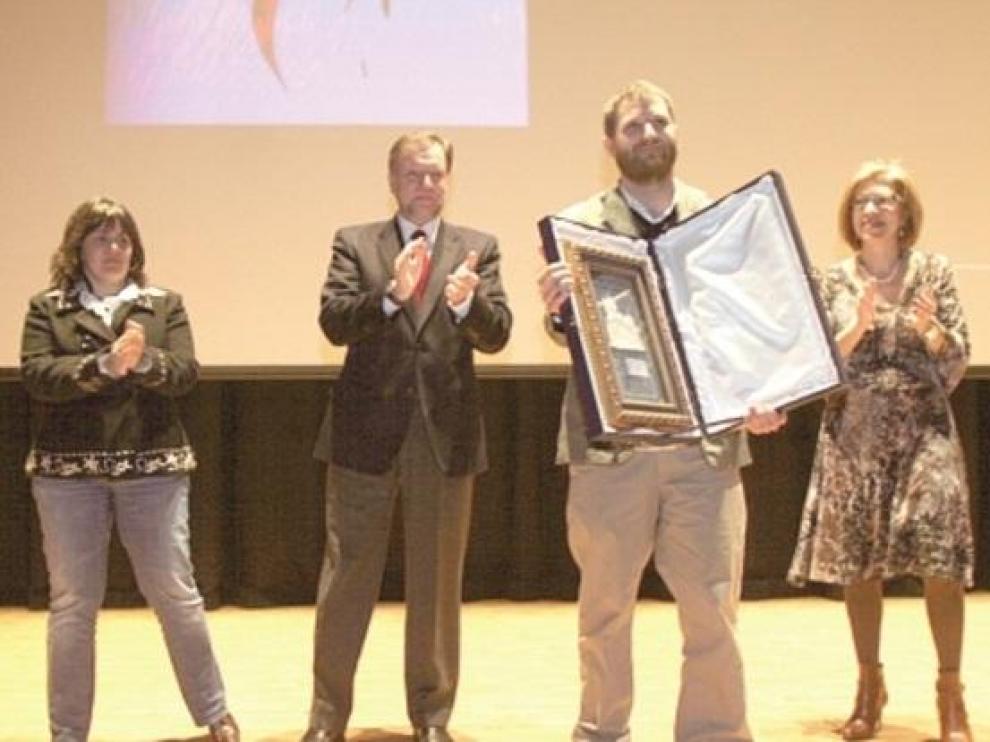 David Beriáin muestra el Premio Porquet de Periodismo Digital que se le entregó en Huesca en 2009