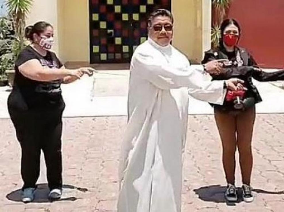 Padre Cheke en una de sus actuaciones