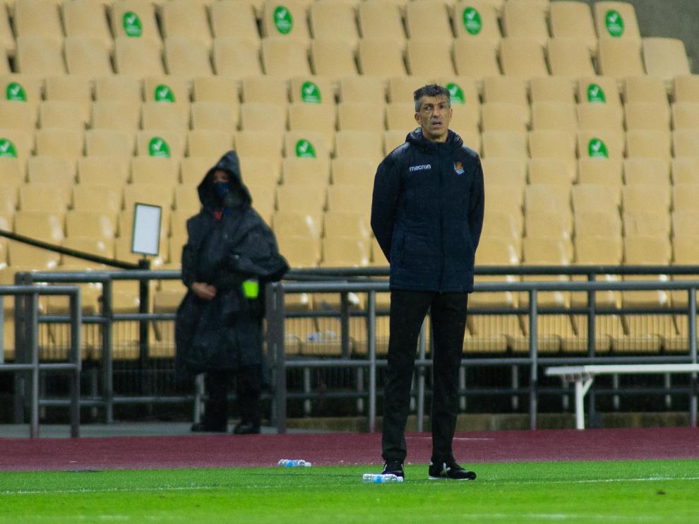 Alguacil observa un partido de esta temporada desde la banda.