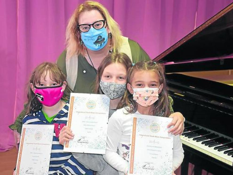 Nati Ballarín con sus tres alumnas premiadas.
