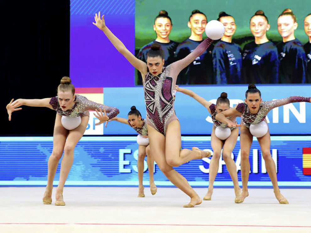 Inés Bergua (derecha), junto a sus compañeras en Bakú.