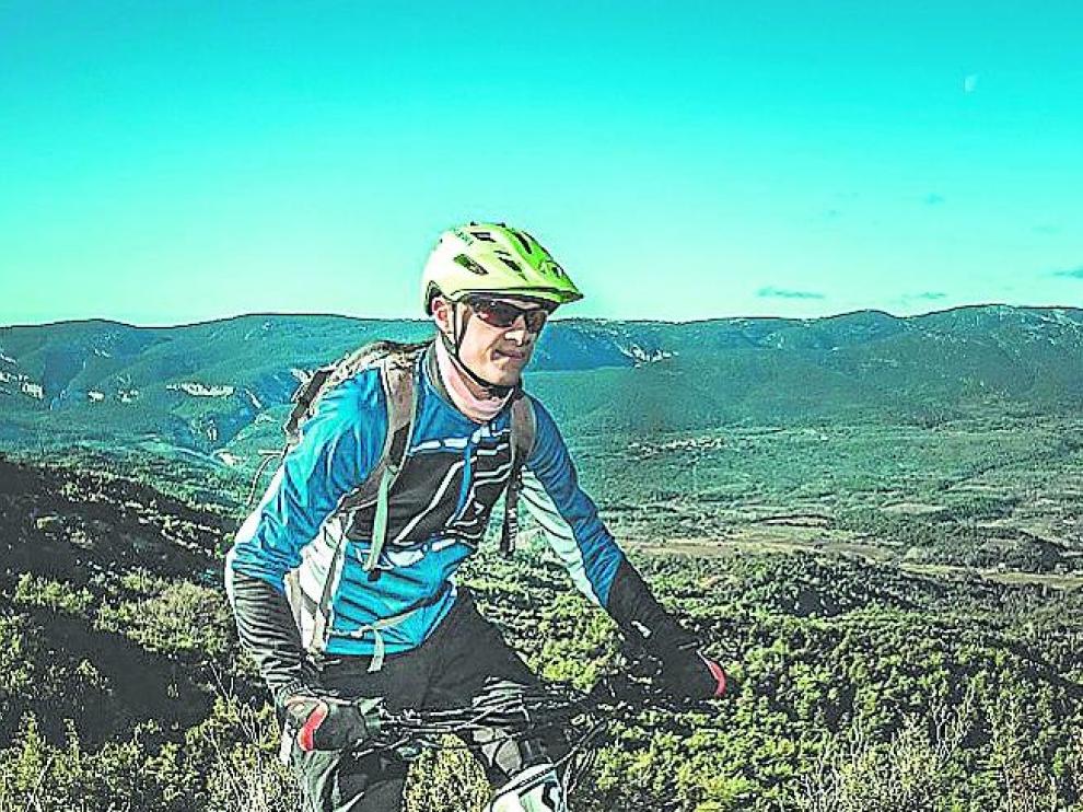 Nacho Orús, con una bicicleta de montaña eléctrica disfruta de una de las sendas del entorno adaptada para esta práctica.